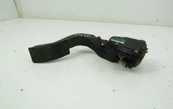 Volkswagen PASSAT B5.5 Accelerator pedal position sensor 8D1721523E