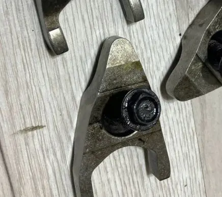 Mitsubishi Pajero Fuel Injector clamp holder
