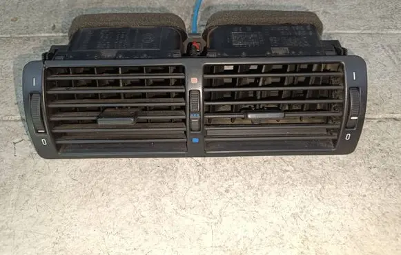 BMW 5 E39 Dash center air vent grill 8391179