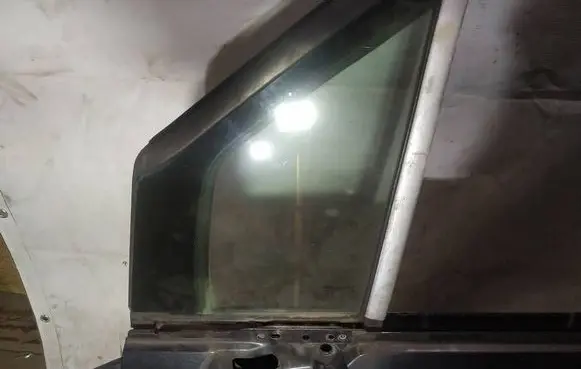 Peugeot 807 Front door vent window glass four-door 