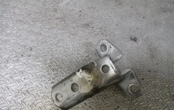 Mitsubishi Lancer VIII Front door lower hinge A046834