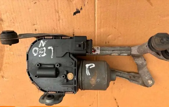 Seat Leon (1P) Front wiper linkage and motor 1P0955024A
