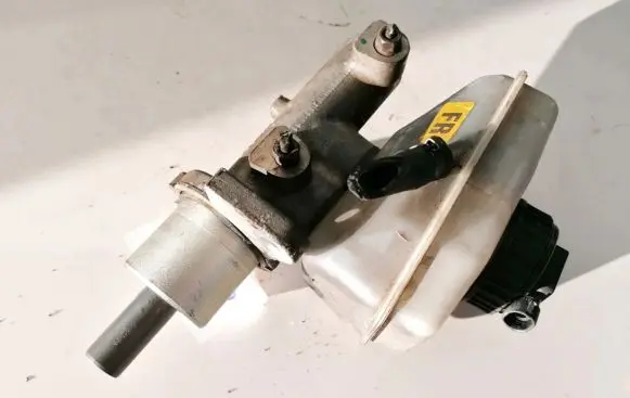 Master brake cylinder