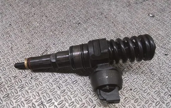Skoda Octavia Mk2 (1Z) Fuel injector 0414720215 038130073AG