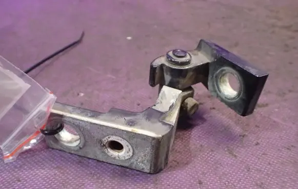 Audi A4 S4 B7 8E 8H Front door lower hinge 