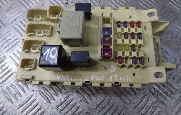 Toyota Yaris Verso Fuse box cover 