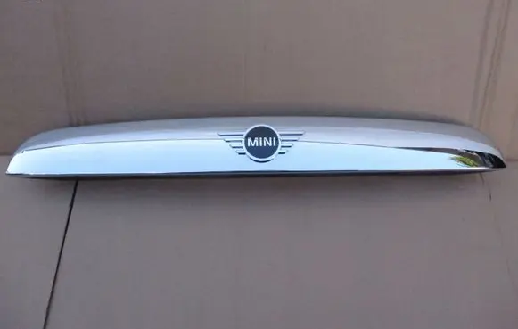 Trunk door license plate light bar