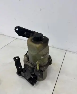 Ford Focus C-MAX Power steering pump 4M513K514BF
