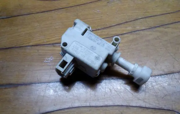 Volkswagen PASSAT B6 Central locking motor 3C0810773
