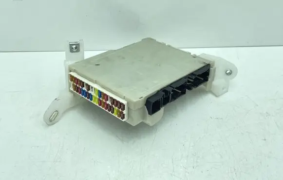 Toyota Prius Prime Fuse module 8273047560 9J282007 5770