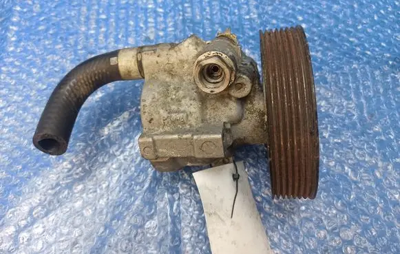 Nissan Primera Power steering pump 26092070 067245