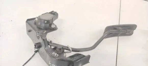 Accelerator throttle pedal
