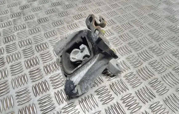 Honda CR-V Engine mount bracket