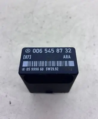Mercedes-Benz E W124 Fuel pump relay 0065458732 05999660