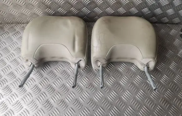 Volvo XC90 Front seat headrest 