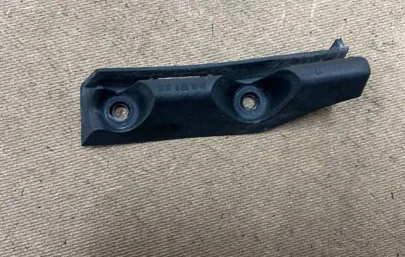 BMW 3 E46 Front splash guards bracket 51118252797 8252797