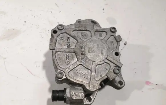 Volkswagen Golf Plus Vacuum pump 03L145100