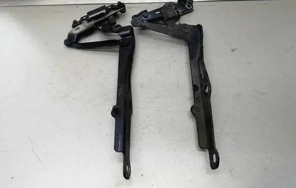 Engine bonnet/hood hinges
