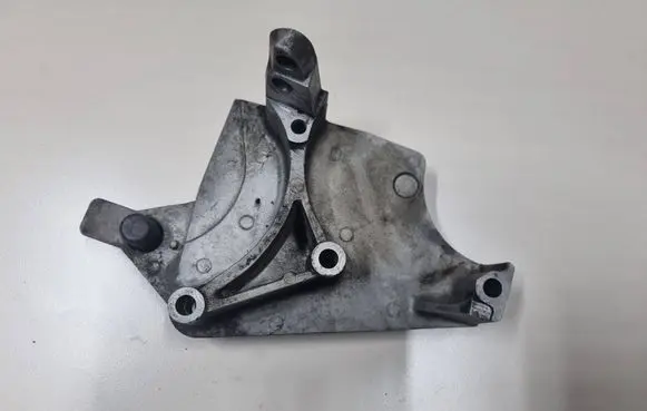 Engine mounting bracket