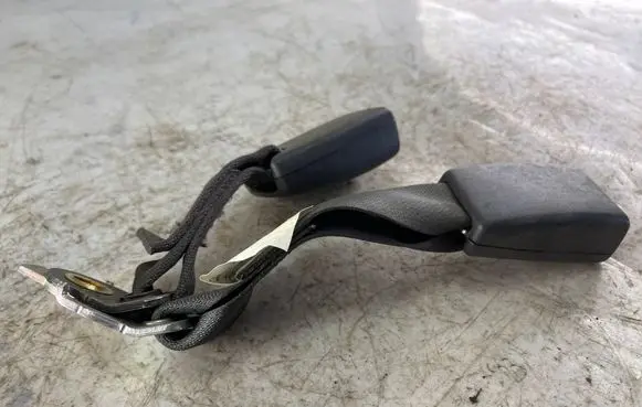 Chrysler 300 - 300C Middle seatbelt buckle (rear) 2021686