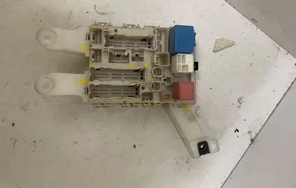Toyota Auris 150 Fuse box set 8273002J70