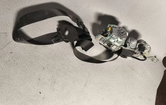 Mercedes-Benz E W212 Front seatbelt 617112200