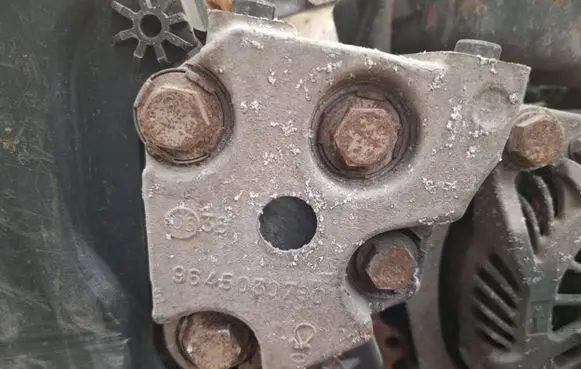 Engine mounting bracket