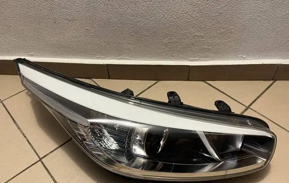 KIA Ceed Headlight/headlamp 92102A2010
