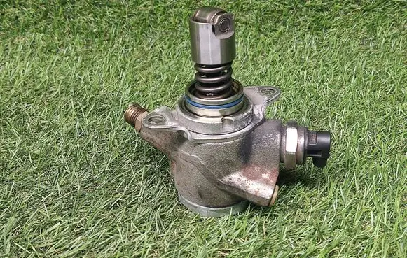 Volkswagen Touareg II Fuel injection high pressure pump 07L127026Q