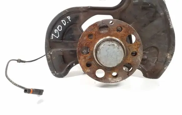 Mercedes-Benz E A207 Front wheel hub A2043320201