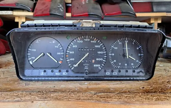 Volkswagen PASSAT B3 Speedometer (instrument cluster) 357919033BN 357919059AB