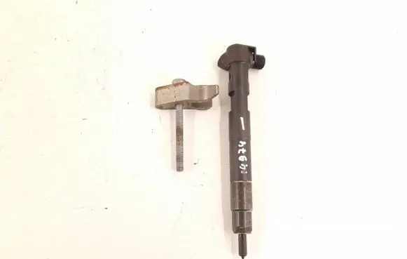 Mercedes-Benz C AMG W205 Fuel injector 6510703287 A6510703287