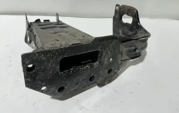 Mercedes-Benz C W203 Front bumper mounting bracket