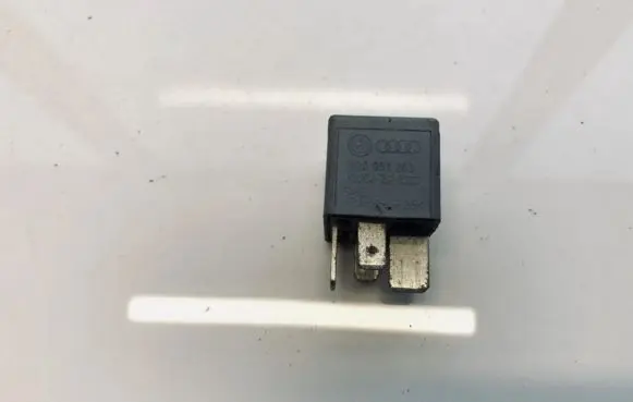 Volkswagen PASSAT B5.5 Other relay 8D0951253