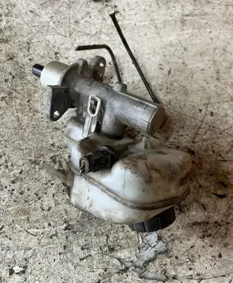 Master brake cylinder