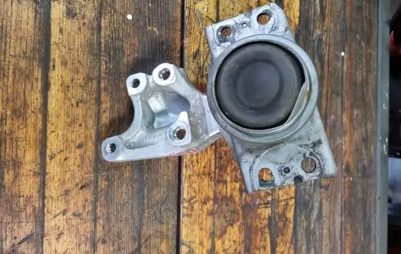 Citroen C4 I Picasso Engine mount bracket 9681855180