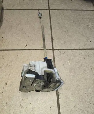Opel Combo D Front door lock 51817366