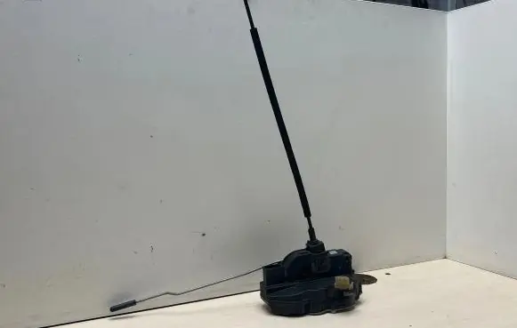 Chevrolet Cruze Front door lock 13503150