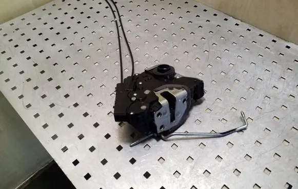 Toyota Prius (XW20) Front door lock