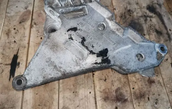 Volkswagen Touran I Engine mounting bracket 03G199207E