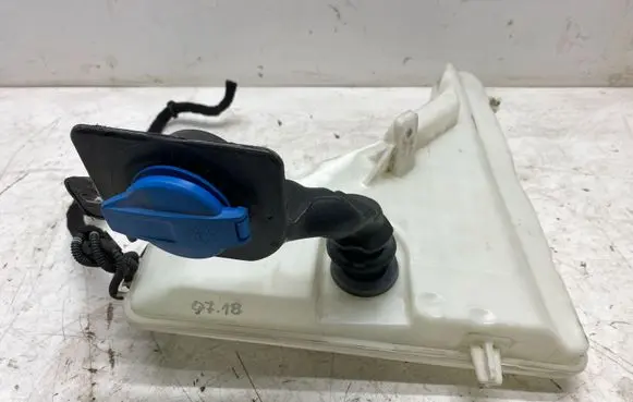Audi Q7 4M Windshield washer fluid reservoir/tank 4M0955449H 4M0955462