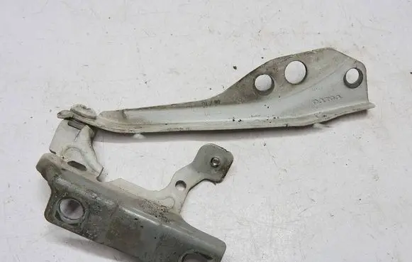 Engine bonnet/hood hinges