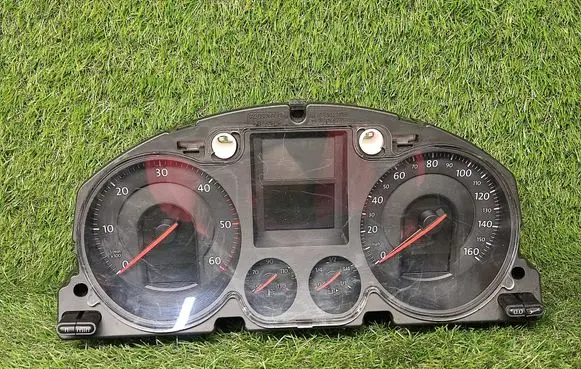 Volkswagen PASSAT B6 Speedometer (instrument cluster) 3C0920960N