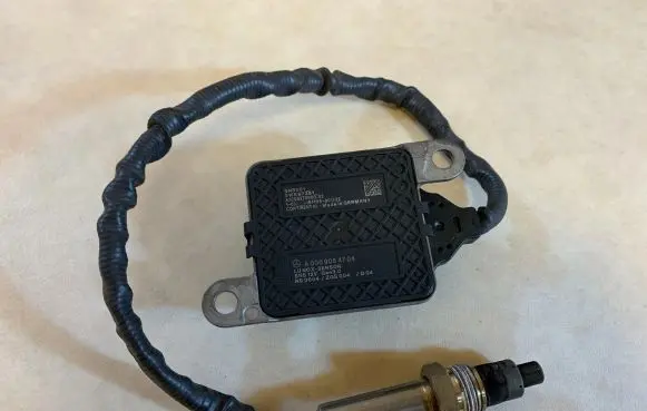 Mercedes-Benz CLS W257 Lambda probe sensor A0009054704 A0009057108