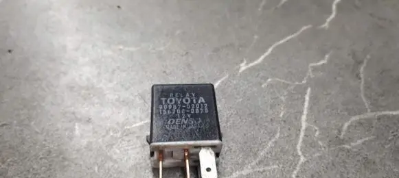 Toyota Prius (XW10) Fuel pump relay 90987-02012