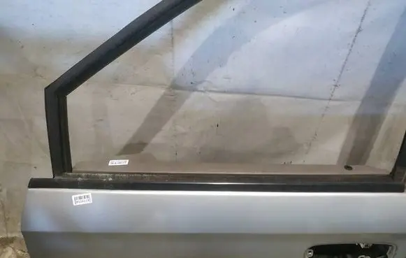 Chrysler Voyager Front door glass trim molding