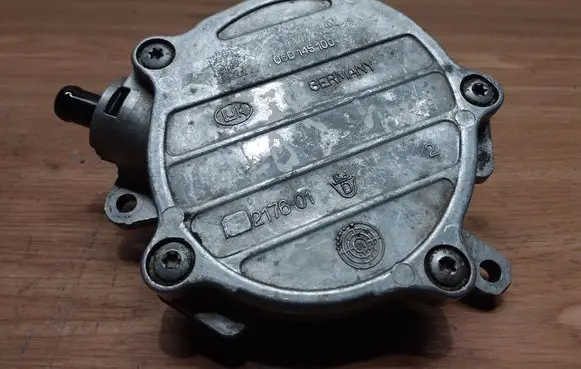 Audi A4 S4 B7 8E 8H Vacuum pump 06D145100E
