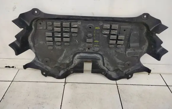 Mercedes-Benz SLK R172 Engine splash shield/under tray A1725202023