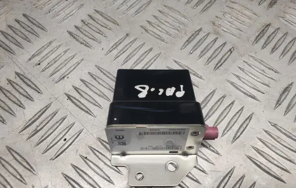 Chrysler Pacifica Aerial antenna amplifier 68293977AA P68293977AA
