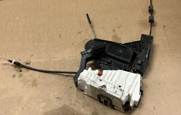 Mercedes-Benz GL X164 Rear door lock 1697303635